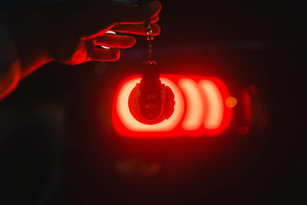 Låt hejdåbil hjälpa dig med att sälja bil från dödsbo. Ett par bilnycklar som hänger framför ena baklampan som lyser rött.
