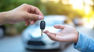Bilnycklar som lämnas över - Sälja bilen snabbt en guide