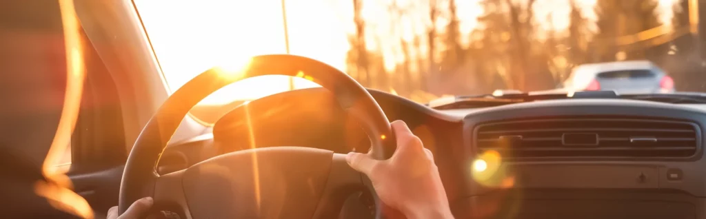 Ett fotografi inuti en bil, någon kör bilen mot solnedgången, en metafor för att sälja bilen privat.