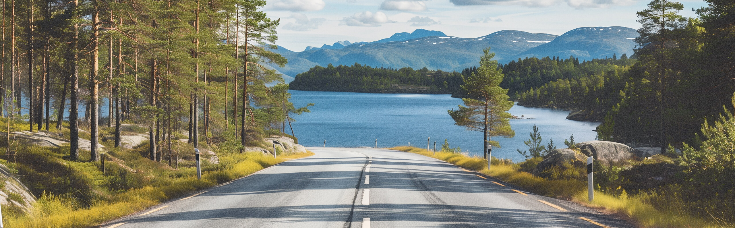 Roadtrip i Sverige! Ett fotografi som blickar ut över sveriges fjäll och en bil väg.